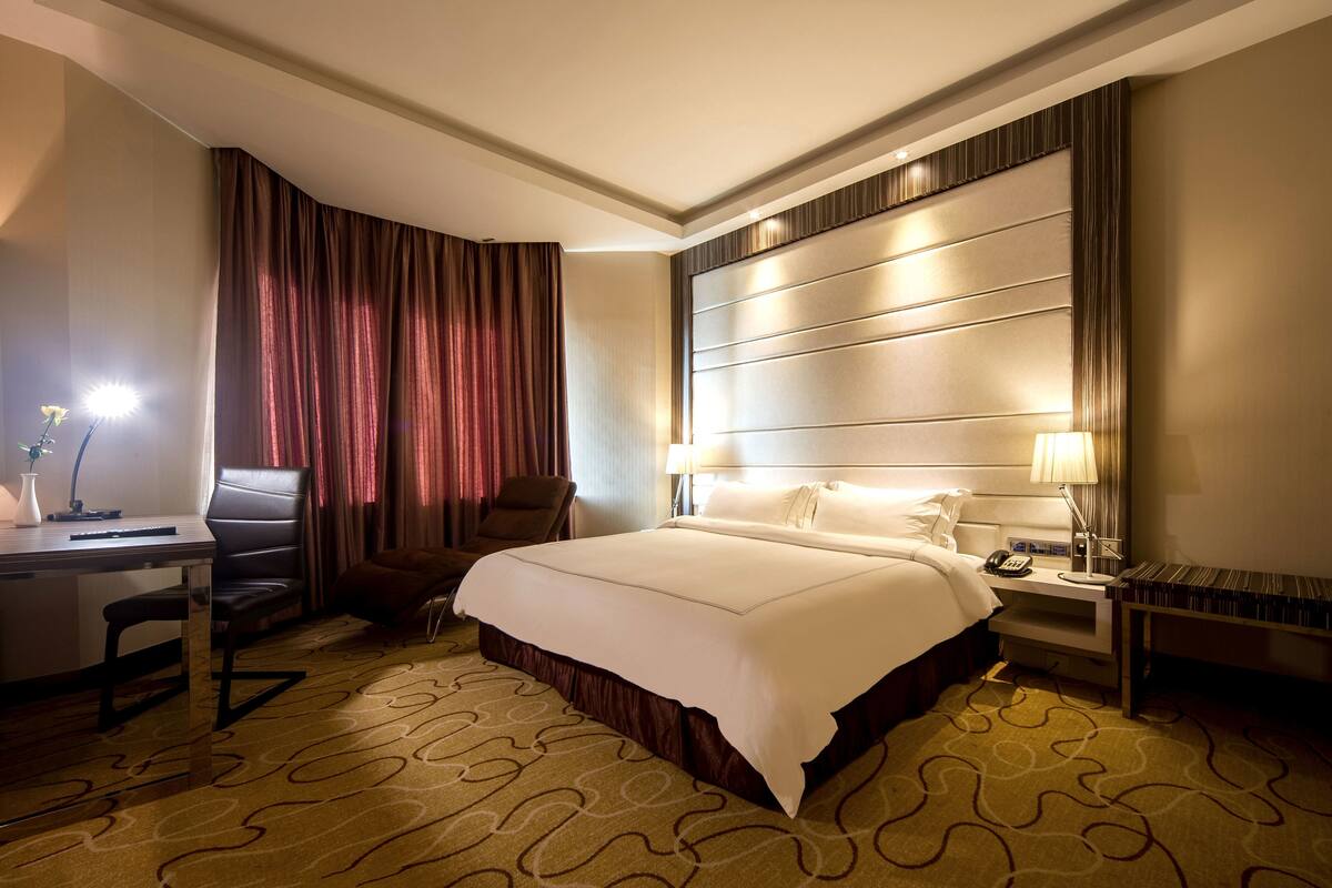 行政套房 (with Club Lounge Access) | 迷你吧（备有免费物品）、客房内保险箱、办公桌、遮光窗帘