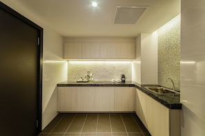 Executive Suite with Club Lounge Access | Private kitchenette