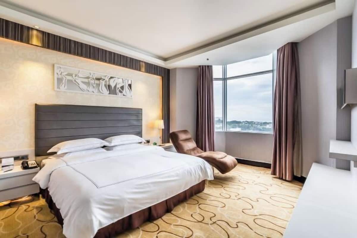 1 bedroom, free minibar, in-room safe, desk