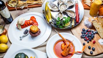 3 restaurants, breakfast, lunch, dinner served; Chinese cuisine