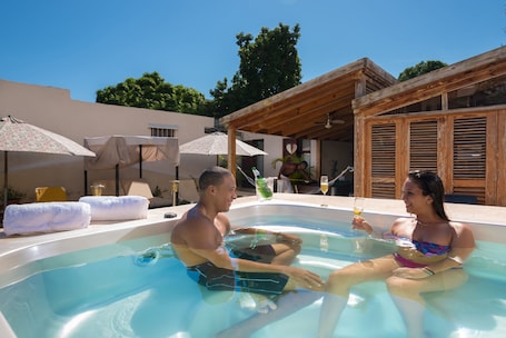 Outdoor spa tub