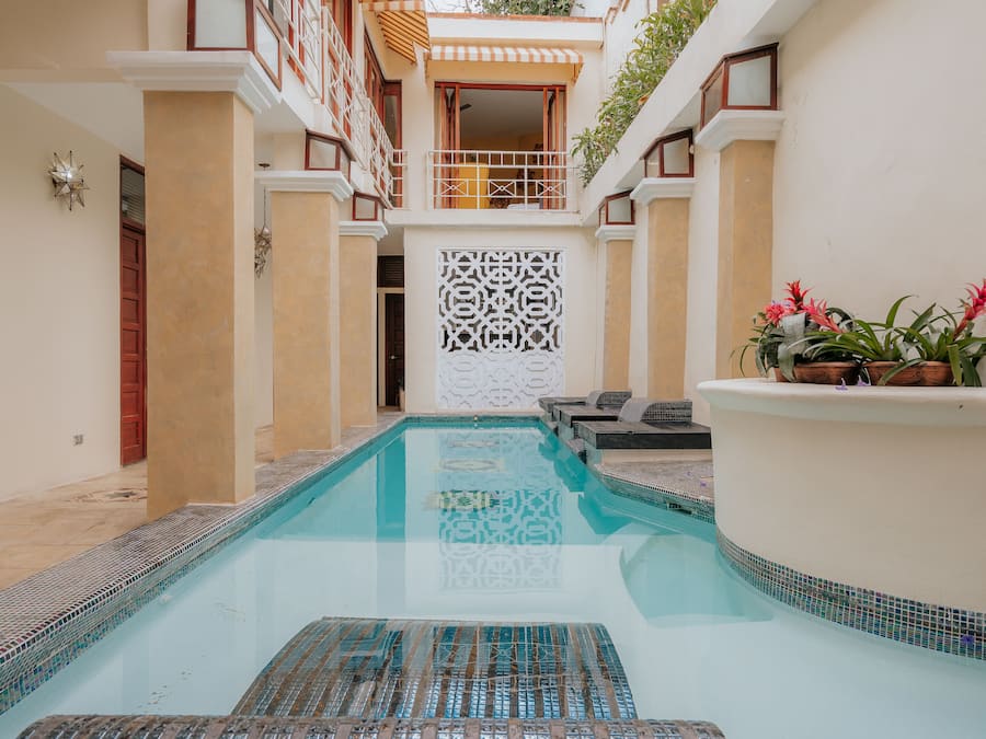 Utendørsbasseng, bassengparasoller og solsenger