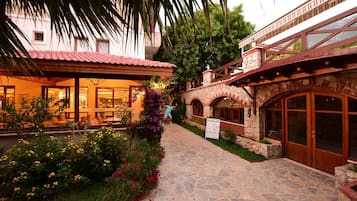 2 restaurants, serveren ontbijt, lunch, diner, Turkse gerechten