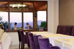 2 من المطاعم، حيث تُقدم وجبات الإفطار، الغداء، العشاء، الأطباق التركية