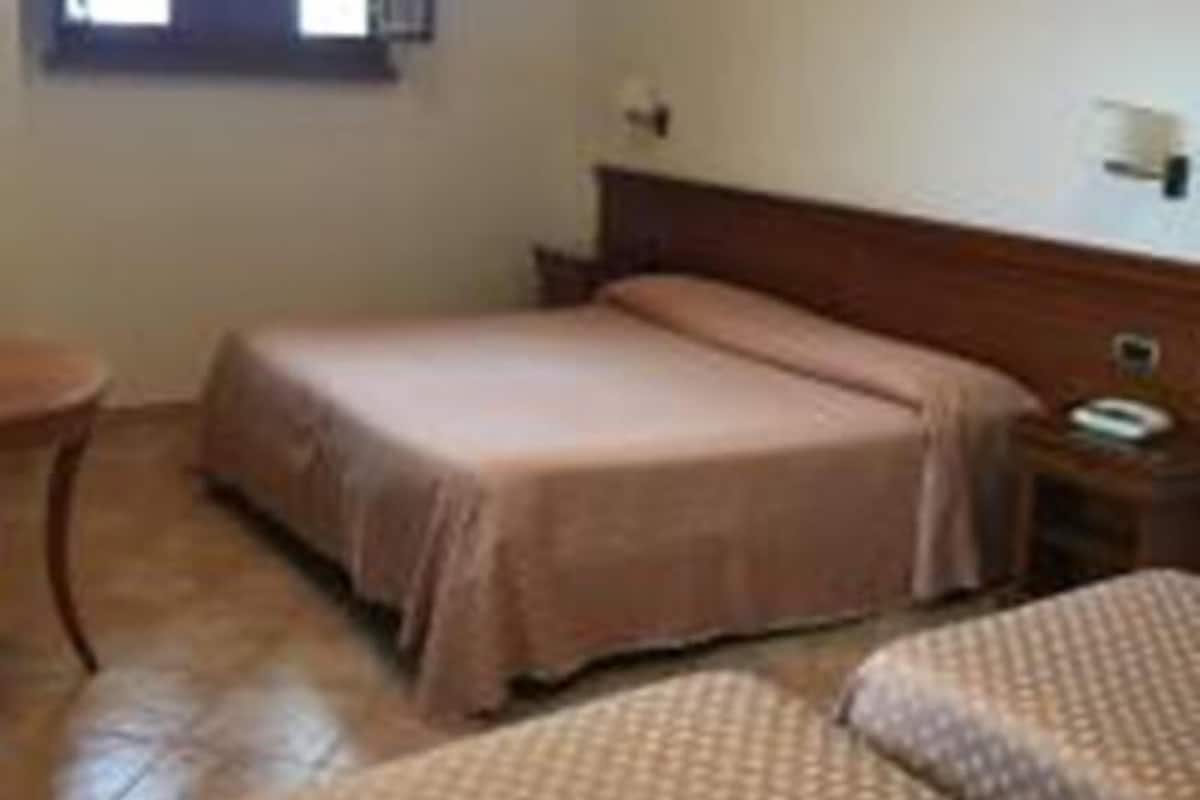 Habitación cuádruple | Insonorización, tabla de planchar con plancha y camas extra