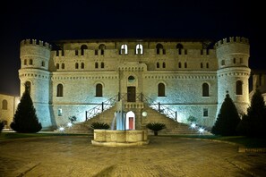 Front of property – evening/night - Hotel Castello di Septe (Mozzagrogna)