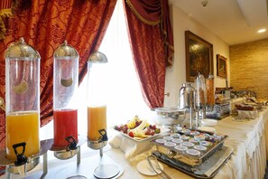 Breakfast, lunch, dinner served; Italian cuisine  - Hotel Castello di Septe (Mozzagrogna)