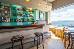 Bar (trong khuôn viên)