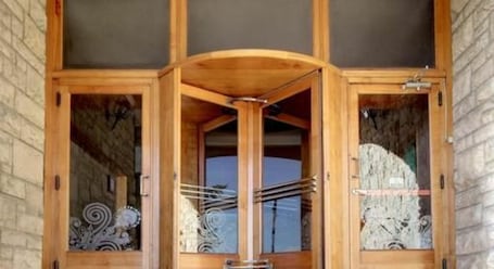 Property entrance. Hotel Tres Reyes Bariloche