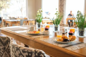 Free daily continental breakfast