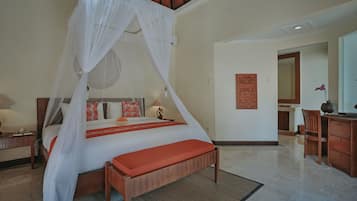 1 habitación, caja de seguridad en la habitación y escritorio