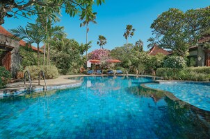 Kolam renang outdoor, dengan payung kolam renang dan kursi berjemur