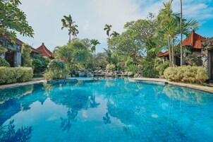 Kolam renang outdoor, dengan payung kolam renang dan kursi berjemur