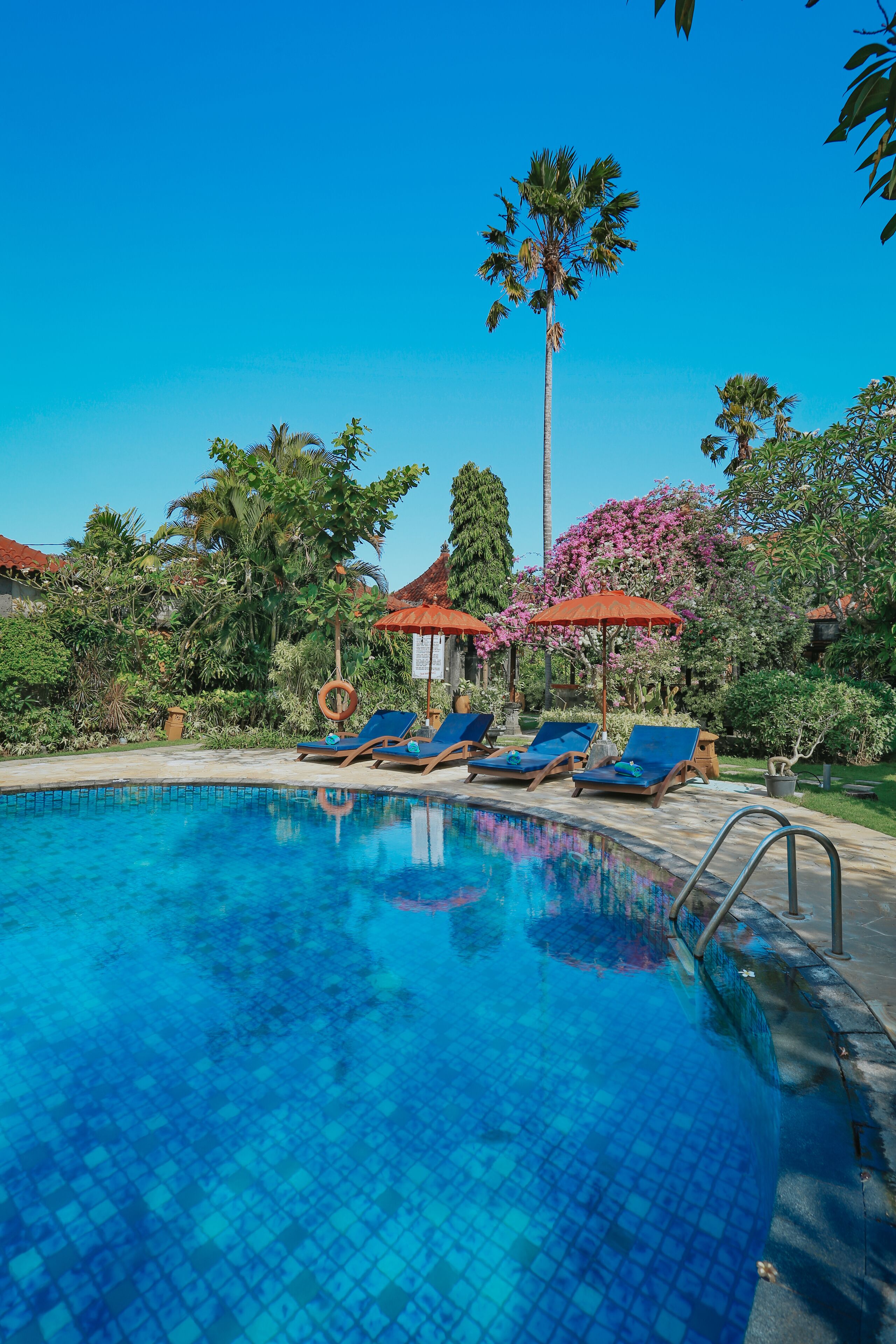 outdoor pool, open 8:00 am to 6:00 pm, pool umbrellas, pool loungers