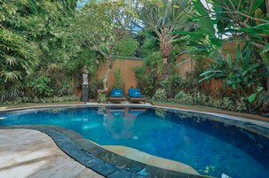 1 Bedroom Executive Villa Private Pool | 1 kamar tidur, minibar, brankas, dan meja kerja