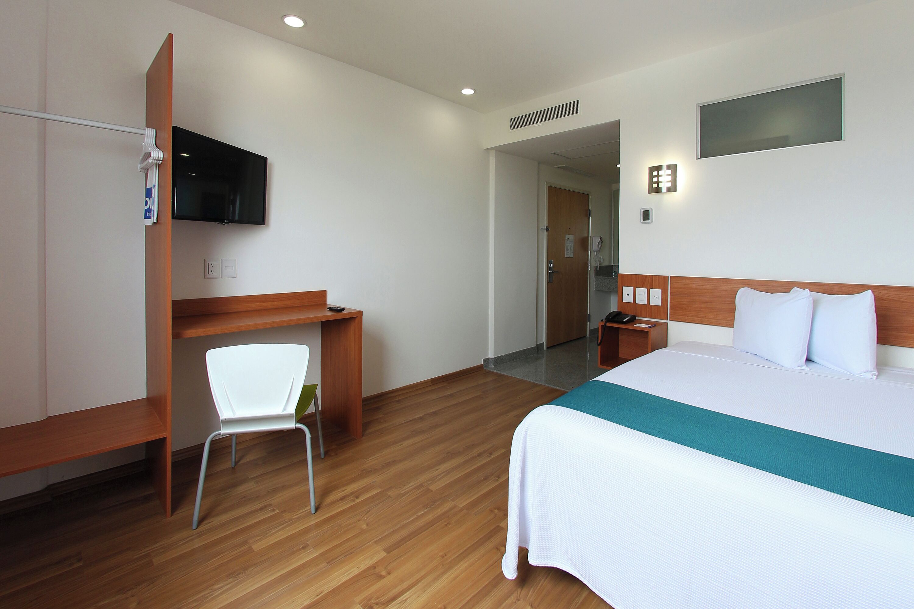 superior room, 1 queen bed | interior