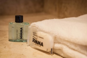Chambre SupĂ©rieure, 2 lits doubles | Ăquipements de salle de bain | Douche, articles de toilette gratuits, sĂšche-cheveux