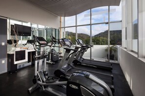 A gym with treadmills, a TV, and a view of the outdoors. - Gamma Morelia Beló (Morelia)