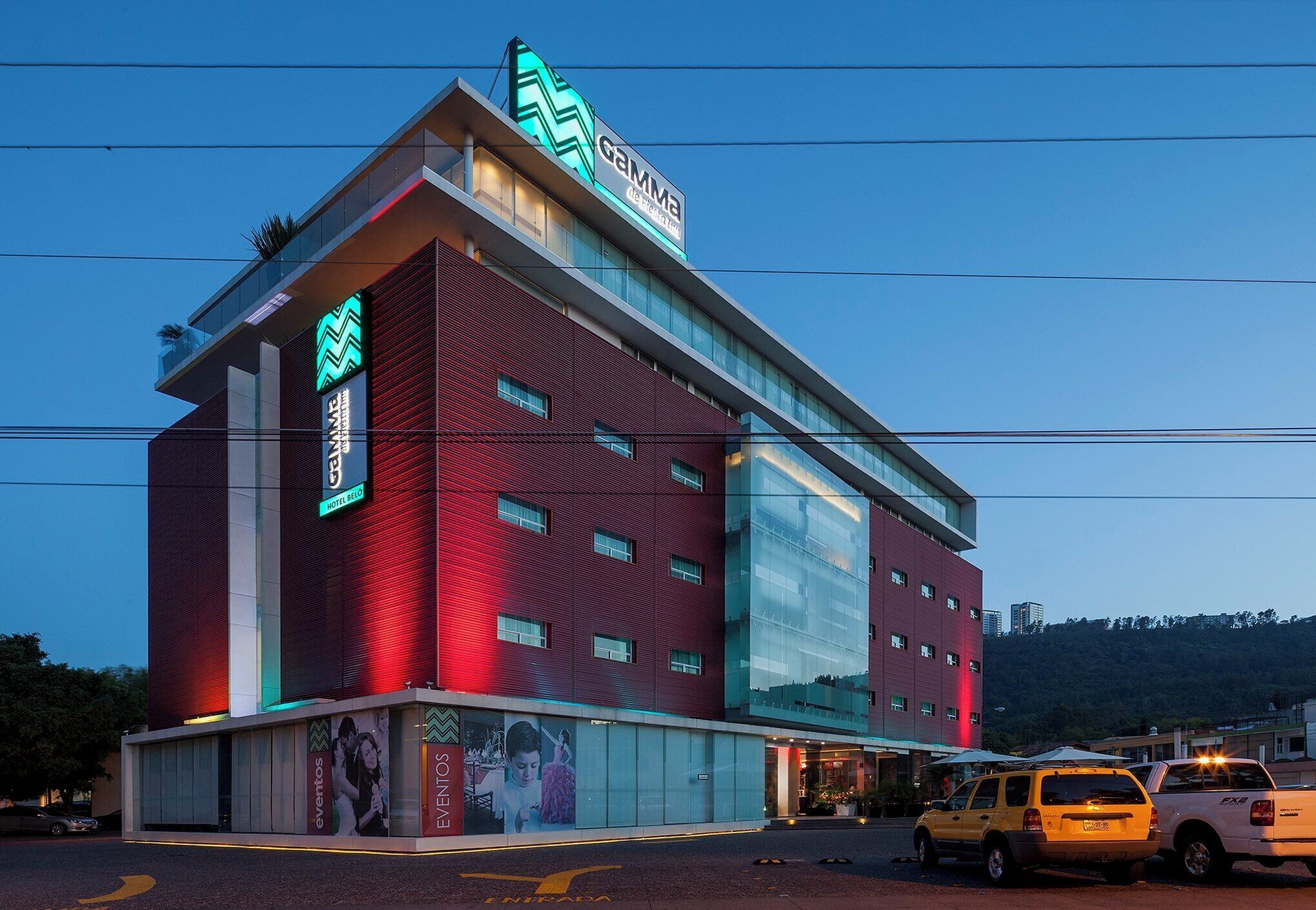 Ett modernt hotell med en tydlig skylt med texten ”Gamma”, stora fönster och en väl synlig entré.
