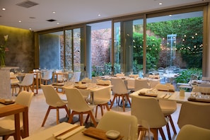 Serveert ontbijt, lunch, Argentijnse gerechten, uitzicht op de tuin