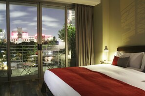 Luxe suite, bubbelbad (Palo Santo) | Luxe beddengoed, donsdekens, pillowtop-bedden, een minibar