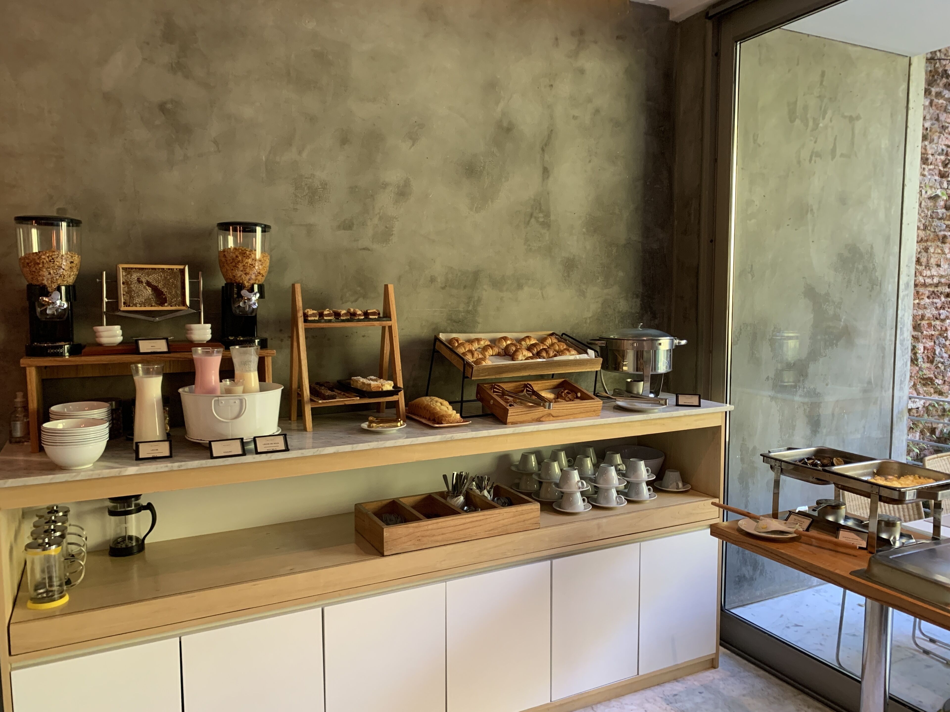 Una barra de desayuno con diversos alimentos y equipo para preparar café.