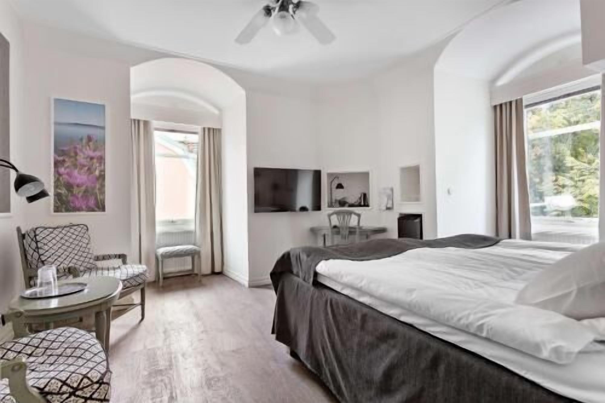 Premium bedding, minibar, individually decorated, individually furnished