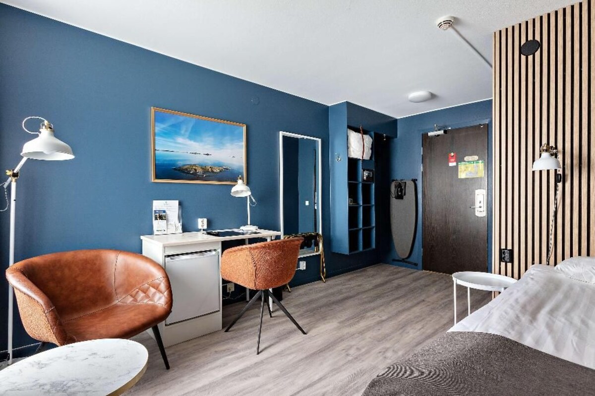 Premium bedding, minibar, desk, laptop workspace