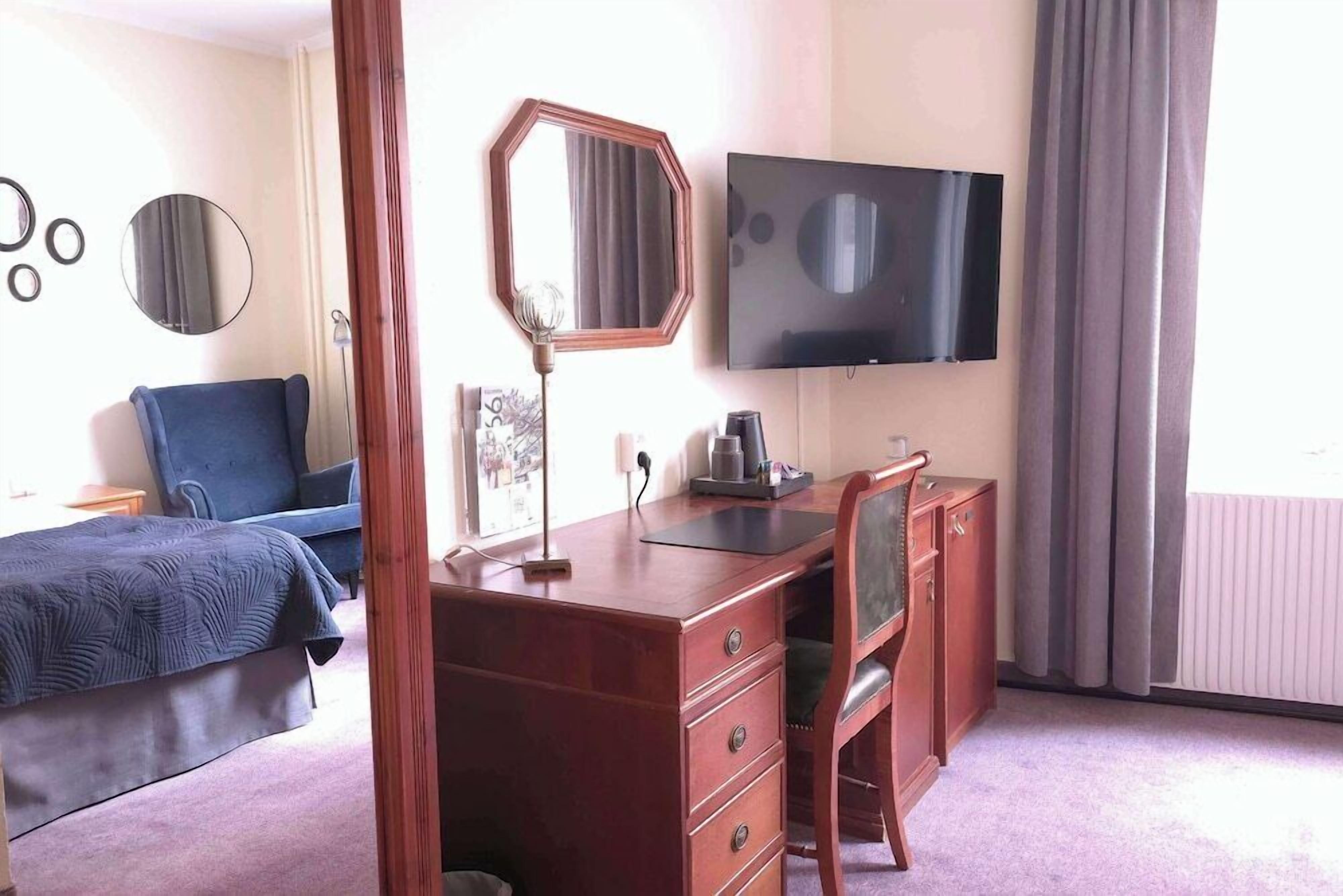 Hochwertige Bettwaren, Minibar, individuell dekoriert