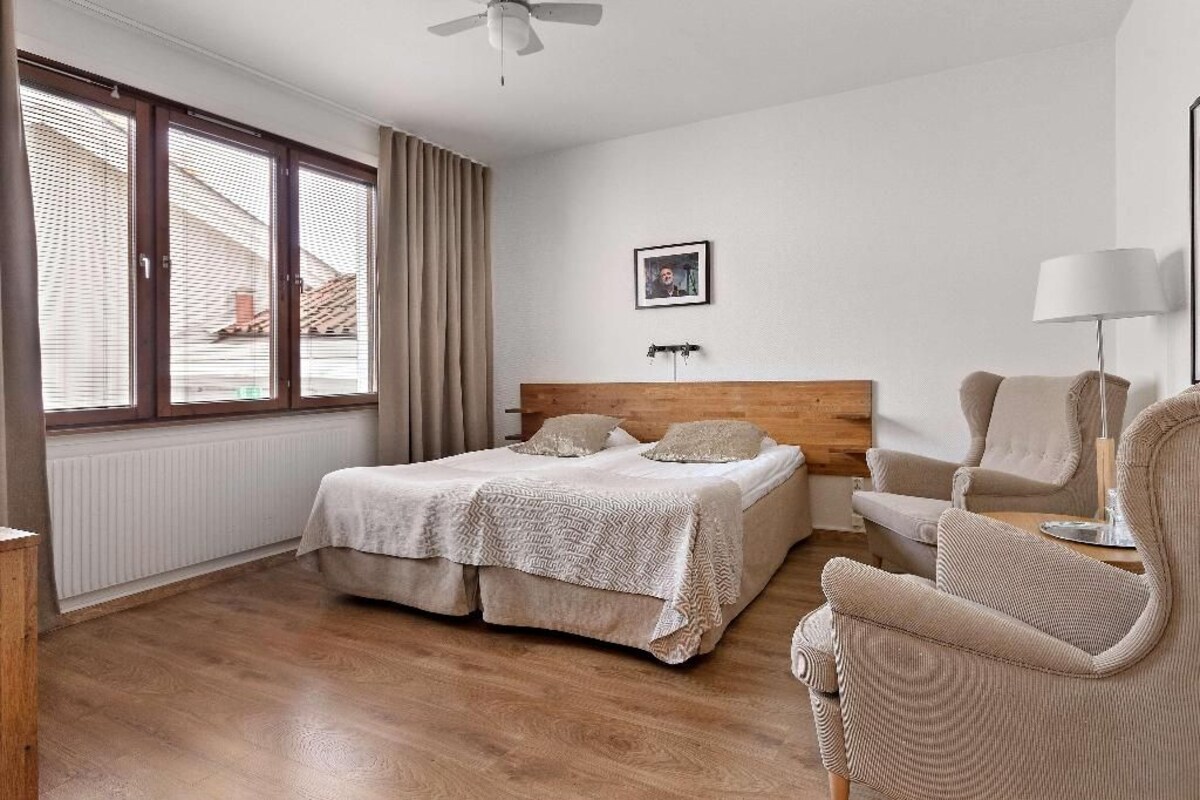 Premium bedding, minibar, desk, laptop workspace