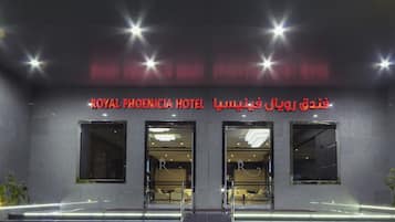 La fachada del Hotel Royal Phoenicia, con su nombre exhibido en inglés y árabe.