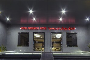 La fachada del Hotel Royal Phoenicia, con su nombre exhibido en inglés y árabe.