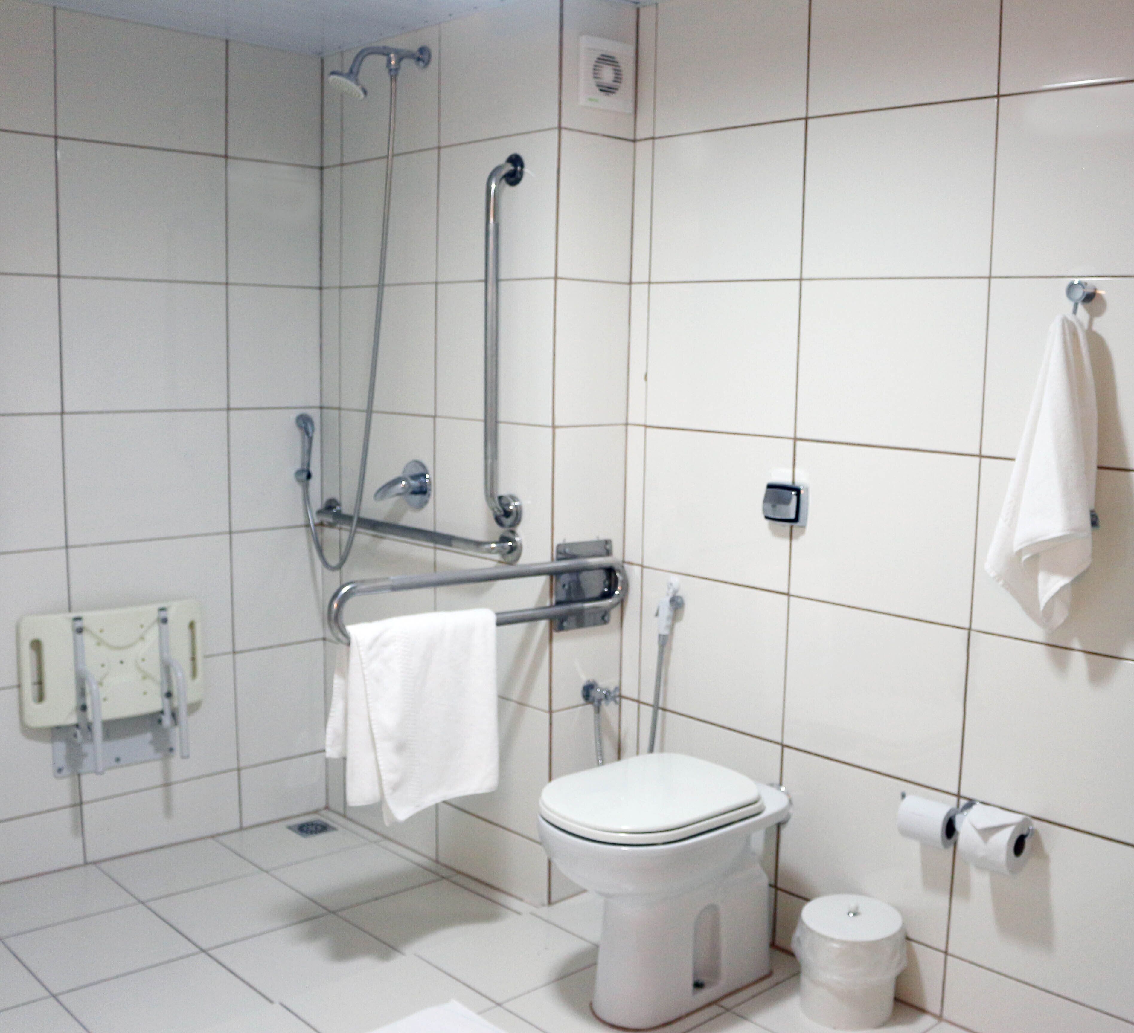 free toiletries, towels