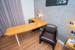 Minibar, caja de seguridad en la habitación y escritorio 