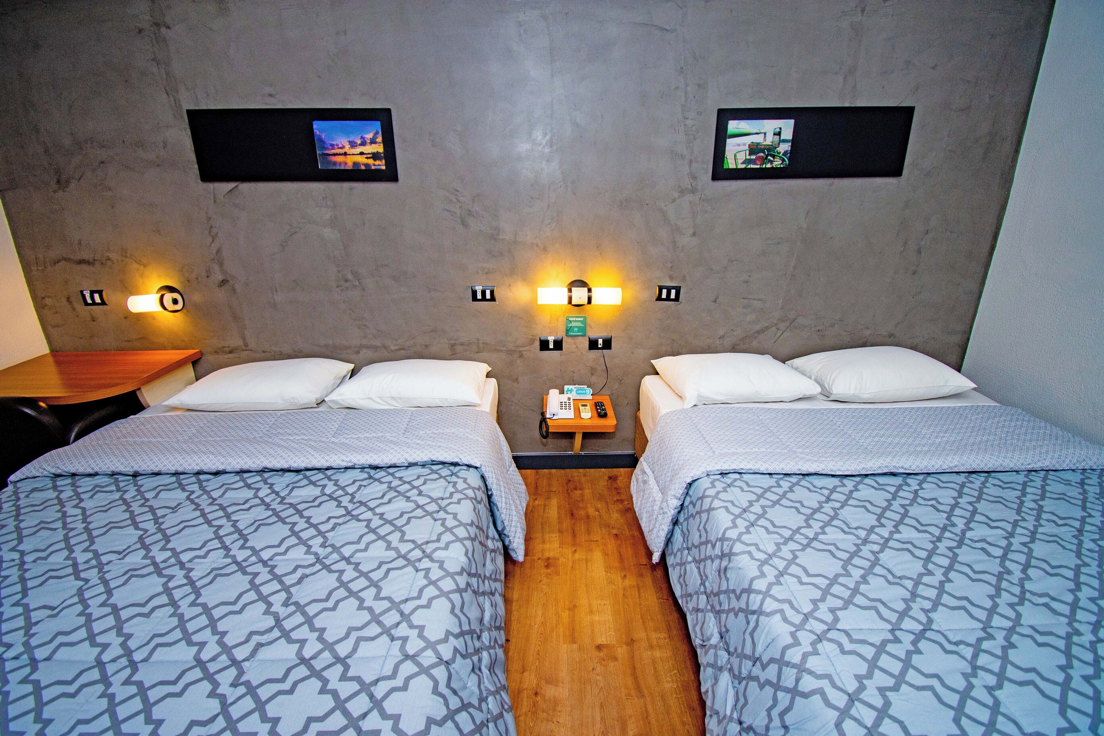 Minibar, caja de seguridad en la habitación y escritorio 