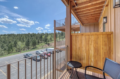 Zimmer, 1 King-Bett, Balkon (King Balcony) | Balkon. The Lodge at Deadwood Gaming Resort