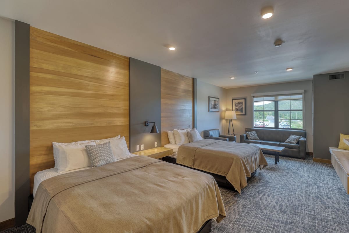 Habitación Deluxe, 2 camas de matrimonio (Double Queen Deluxe) | Caja fuerte, escritorio, cortinas opacas y tabla de planchar con plancha