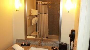 Combined shower/tub, hair dryer, towels