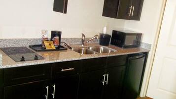 Efficiency, Suite, Multiple Beds, Non Smoking | Private kitchenette | Fridge, microwave, coffee/tea maker