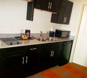 Efficiency, Suite, Multiple Beds, Non Smoking | Private kitchenette | Fridge, microwave, coffee/tea maker