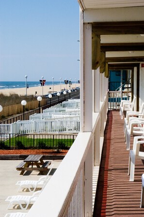Porch - Seabonay Oceanfront Motel (Ocean City)
