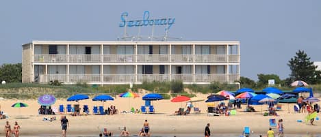 A beachfront hotel with a balcony and a sign reading "Seabouay".