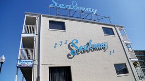 Un edificio con un letrero que dice "Seabourn Motel" y un letrero más pequeño para la oficina.