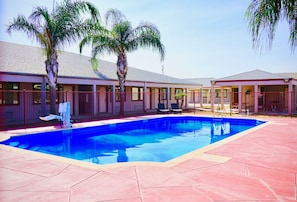 Outdoor pool - Texan Inn (Carrizo Springs)