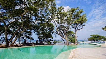 Piscina externa, funciona das 7h às 19h, guarda-sóis, espreguiçadeiras