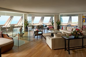 66 Penthouse, Ocean View | Living area | 42-inch Smart TV with cable channels - Double-Six Luxury Hotel (Seminyak)