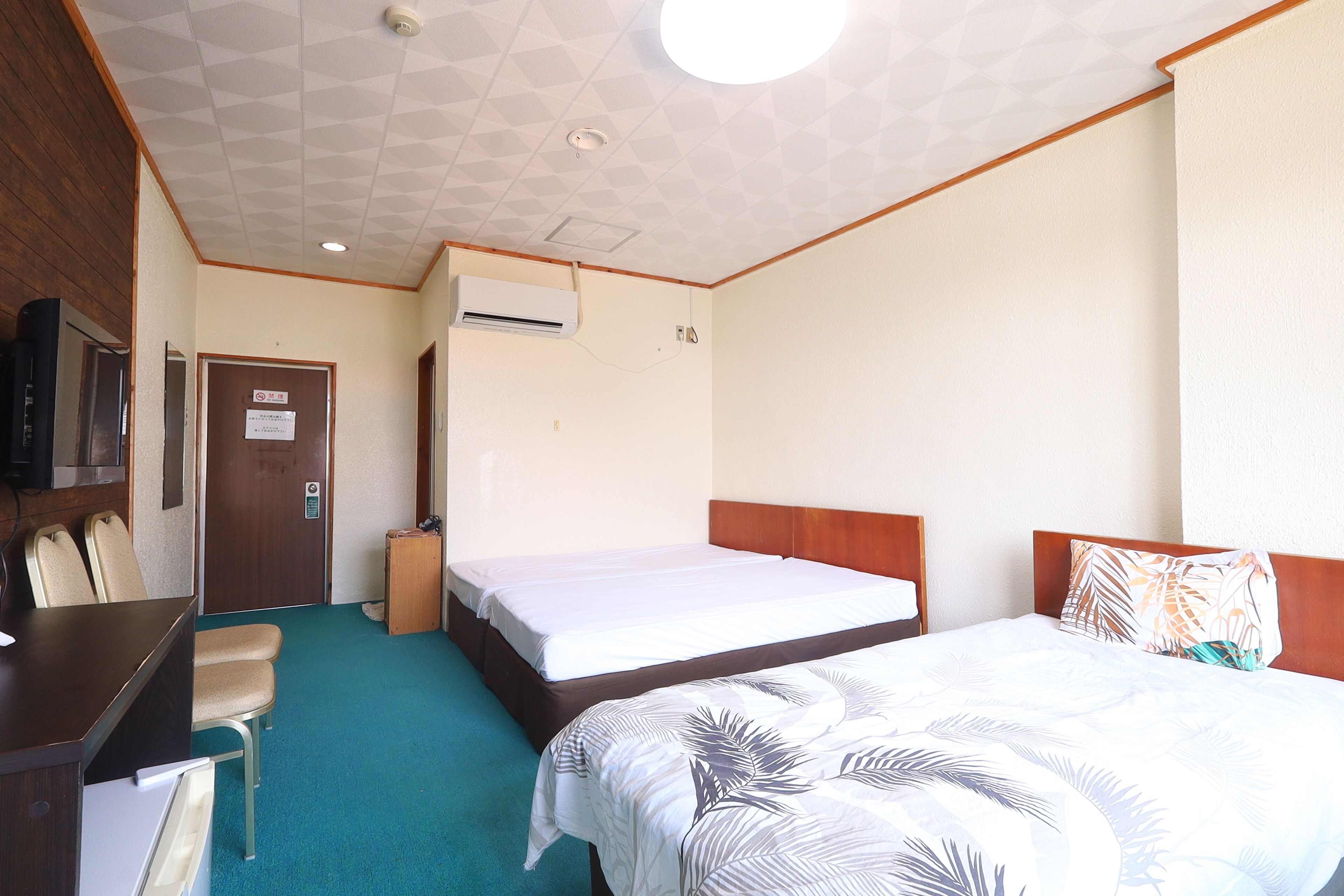 Chambre Triple, non-fumeurs | Bureau, rideaux occultants, Wi-Fi gratuit, draps fournis