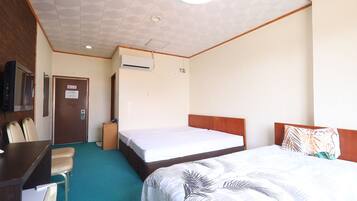 Chambre Triple, non-fumeurs | Bureau, rideaux occultants, Wi-Fi gratuit, draps fournis
