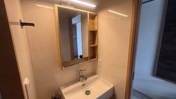 Zweibettzimmer | Badezimmer | Kostenlose Toilettenartikel, Haartrockner, Hausschuhe, Handtücher