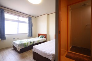 Habitación con 2 camas individuales | Escritorio, cortinas opacas, wifi gratis y ropa de cama